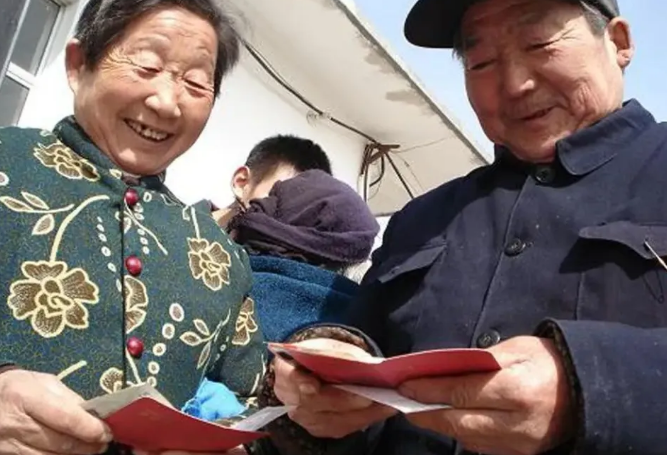 财政部力推！农民养老金上调议题引热议，800元标准能否实现？_知途无界