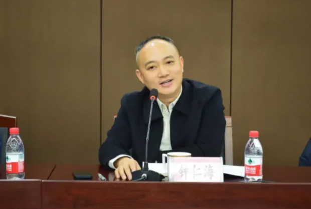 中国富商钟仁海在新加坡的家族办公室遭遇员工侵吞4亿资产，同时其在国内以4亿买股的企业濒临退市。_知途无界
