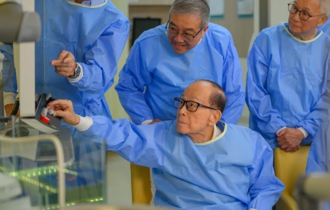 96岁李嘉诚罕见现身医院实验室，身着防护服亲自动手做实验_知途无界