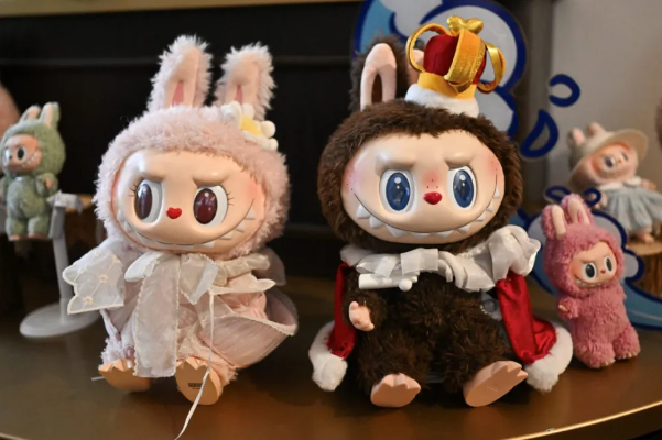 从一盒难求到无人接盘：Labubu价格腰斩背后的潮玩泡沫破灭_知途无界