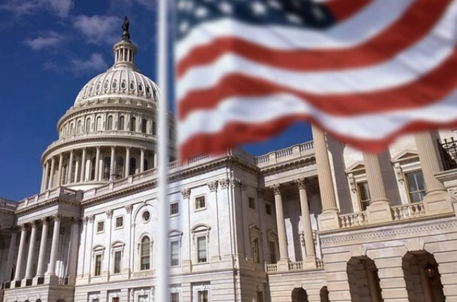 美联储主席鲍威尔的政治危机：25亿美元装修账单背后的货币战争_知途无界