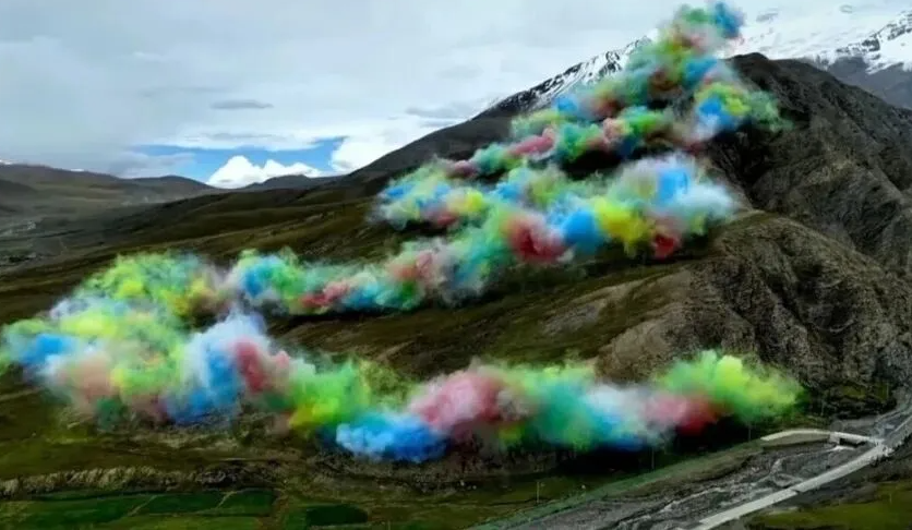 始祖鸟“升龙”烟花秀：从营销争议到行业反思_知途无界