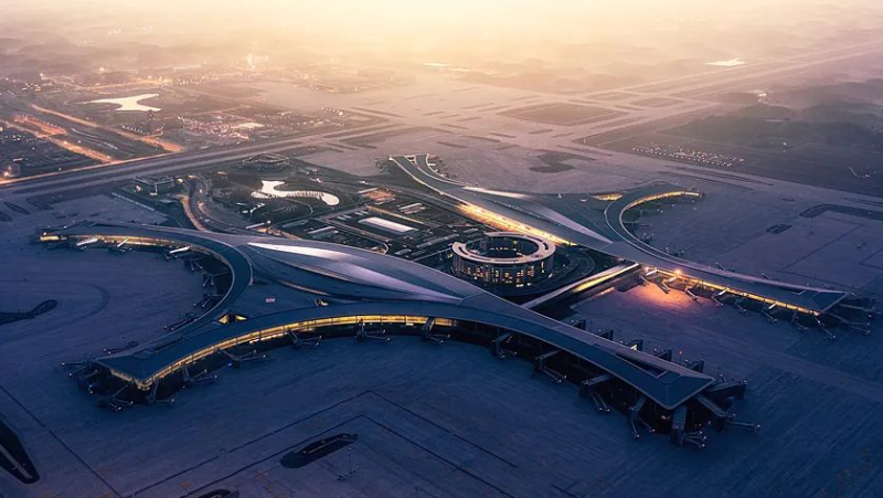 香港机场货机冲出跑道事故：事件梳理与后续影响_知途无界