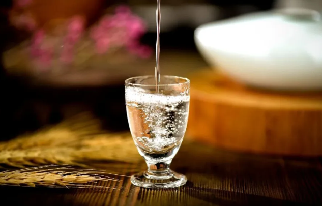 白酒行业三季报深度剖析：业绩分化加剧，行业调整深化_知途无界