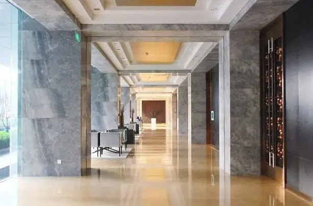 住酒店上学：一位单亲妈妈的教育与生活平衡术_知途无界