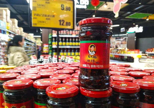 老干妈的“反流量”生存法则:不直播、不联名,凭什么年赚54亿?_知途无界