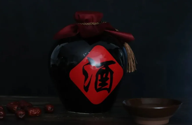 2025酒企“散打”实录:名酒企下场、新势力破局,千亿散酒市场迎巷战_知途无界