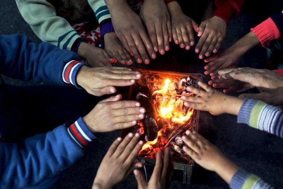 ​河北农村老人取暖困境：蓝天与温暖的博弈，民生底线不容失守​_知途无界