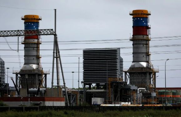 ​特朗普委内瑞拉行动：一场“石油豪赌”为何市场无动于衷？​​_知途无界