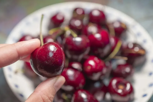 ​车厘子“跌落神坛”：从“中产自由”到“日常水果”的消费理性回归​_知途无界