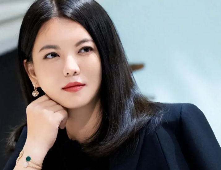 李湘多平台账号被禁关注事件解析:从“顶流主持”到商业版图收缩_知途无界