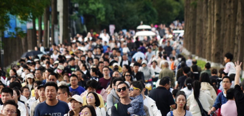 ​中国游客“退潮”冲击日本经济：政治风波下的旅游消费链震荡​_知途无界