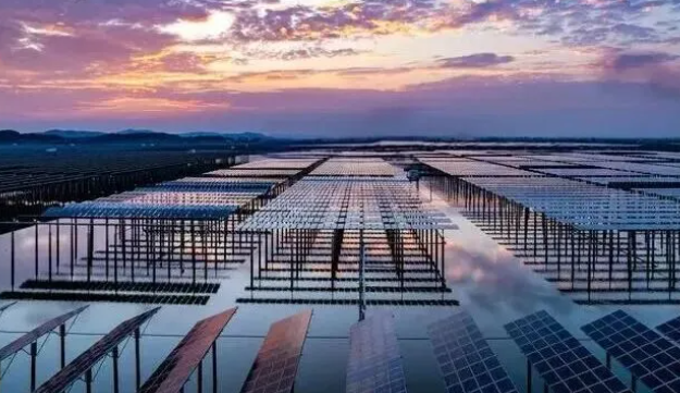 ​光伏至暗时刻：600亿亏损背后的生死突围与光储一体化之战​_知途无界