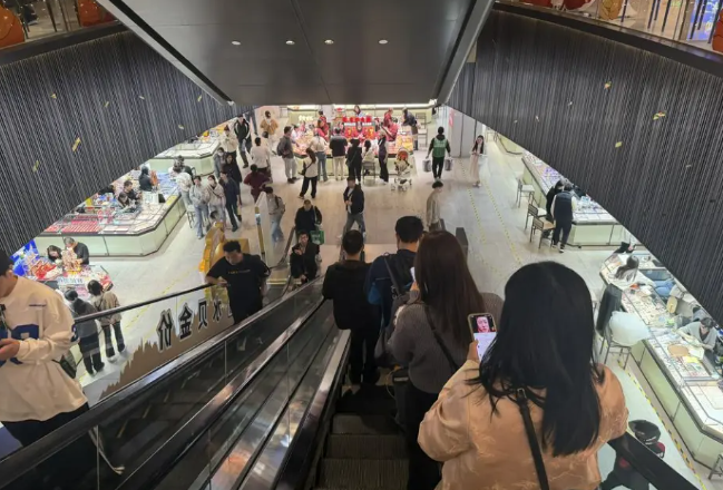 ​金价巨震下的“购金热”：水贝现货抢空、银行金条断货，长期逻辑未改​_知途无界